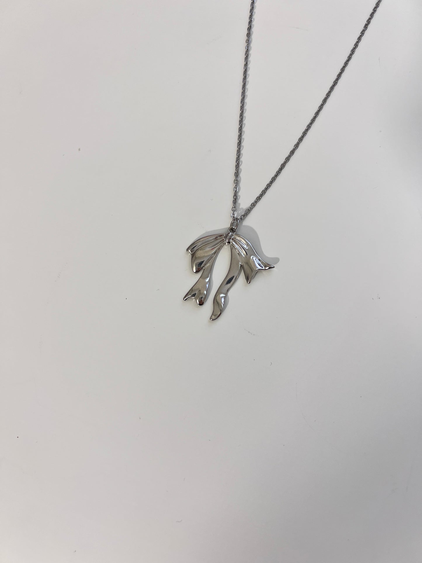 Swinging Bow Tie Pendent Necklace